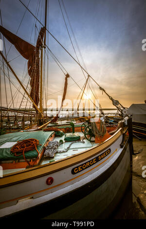 Thames barges à voile amarré sur le quai à Maldon. Banque D'Images