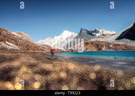 Randonnée touristique backpacker sur le pic de production de lait au lac, la réserve naturelle de Yading, Chine Banque D'Images