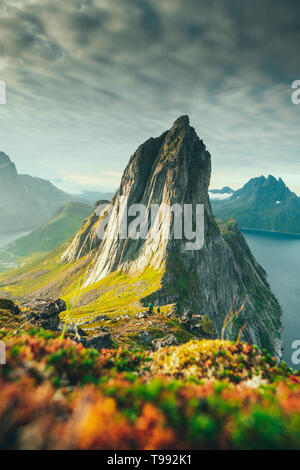 Segla, montagne, Oyfjord Mefjord, Senja, Norvège Banque D'Images