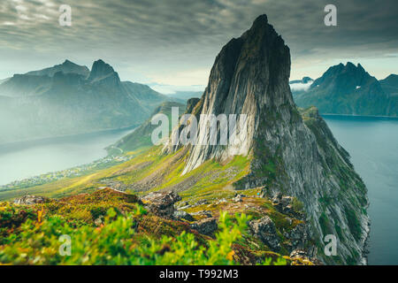 Segla, montagne, Oyfjord Mefjord, Senja, Norvège Banque D'Images