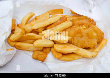 Unwrapped fish and chips. Banque D'Images