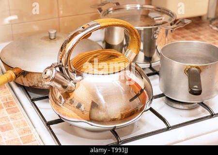 Casseroles, une poêle et une bouilloire sur la cuisinière à gaz Banque D'Images