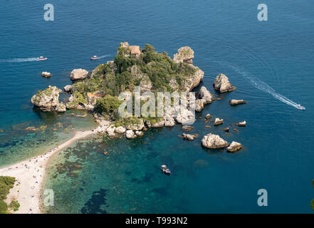 La petite île de Isola Bella dans la mer Ionienne de la côte de Taormina, Sicile. Banque D'Images