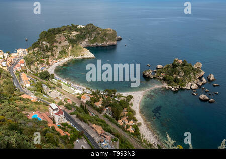 La petite île de Isola Bella dans la mer Ionienne de la côte de Taormina, Sicile. Banque D'Images