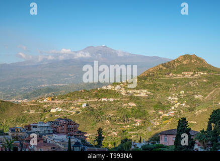 Vue sur l'Etna au lever du soleil à partir de Taormina, Sicile. Banque D'Images