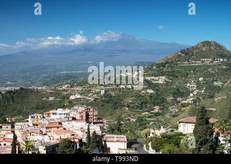 Vue sur l'Etna au lever du soleil à partir de Taormina, Sicile. Banque D'Images