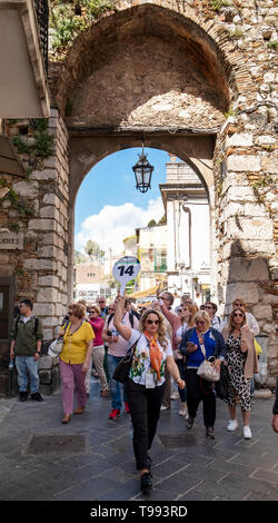 Porta Catania, zone piétonne Corso Umberto, Taormina, Sicile. Banque D'Images