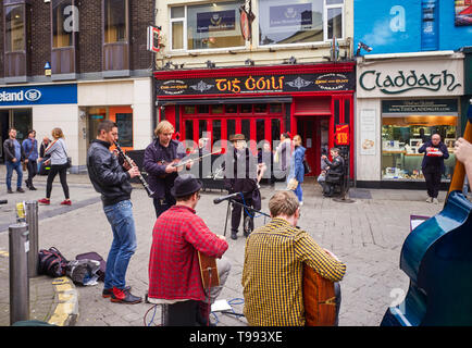 Buskers musicien jouant dans les rues piétonnes du centre de Galway Banque D'Images