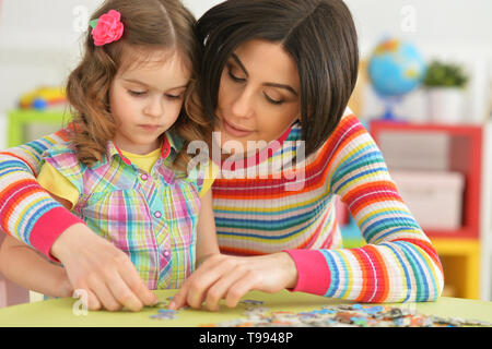 Portrait de Mère jouer avec sa jolie petite fille Banque D'Images