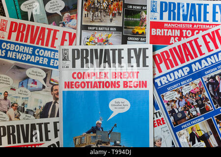 Une pile de magazines Private Eye, dont le premier souligne le départ du Royaume-Uni de l'UE. Banque D'Images