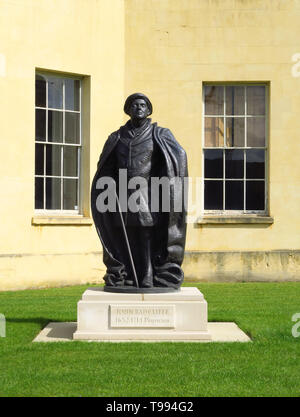 Une statue de John Radcliffe (1652-1714) se dresse sur la pelouse à l'extérieur de l'ancien observatoire portant son nom sur Woodstock Road dans la ville universitaire de Banque D'Images