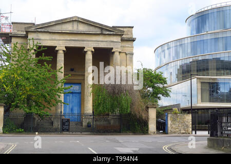 Freud Café Sur Walton Street, Oxford, le café est à l'intérieur de l'ancienne l'église St Paul. La Blavatnik School of Government est sur la droite Banque D'Images