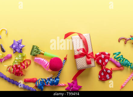 Articles pour carnaval sur fond jaune. Banque D'Images