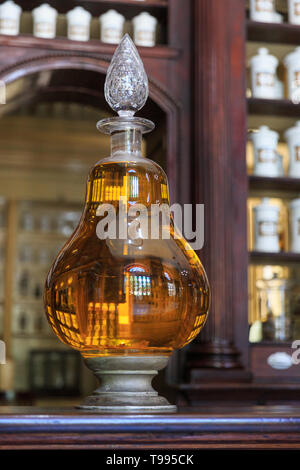 Ancienne bouteille en verre de cristal remplis de liquide, essentiellement médicinales pharmacy museum, Matanzas, Cuba Banque D'Images