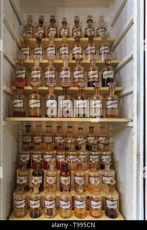 Médicaments et de bouteille d'essences à l'armoire Ernesto Triolet Lelievre Pharmacie, Musée pharmaceutique à Matanzas, Cuba Banque D'Images