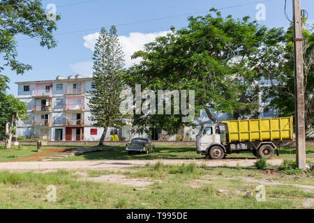 Petit village rural et les travailleurs à l'amiable avec les immeubles à appartements près de Santa Cruz del Norte, Province de Mayabeque, Cua Santa Cruz del Norte, Mayabeque Pr Banque D'Images