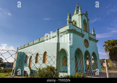 L'extérieur de l'église, de style colonial espagnol, dans le village de Camilo Cienfuegos, anciennement Hershey ville, Santa Cruz del Norte, Province de Mayabeque Cuba Banque D'Images