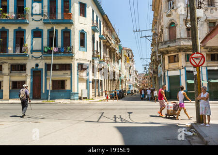 Scène de rue typique et la population locale dans le quartier de Centro Havana, Cuba Banque D'Images