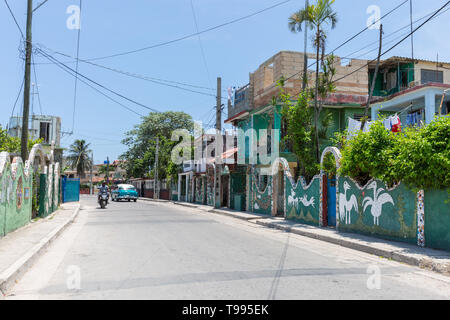 Dans la rue, La Havane Jaimanitas décoré de mosaïque art et sculptures dans le style Rodriguez Fuster, Cuba Banque D'Images