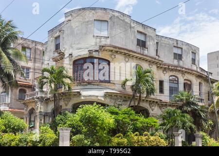 La façade extérieure du bâtiment demeure coloniale historique, l'architecture résidentielle dans le quartier Vedado, La Havane, Cuba Banque D'Images