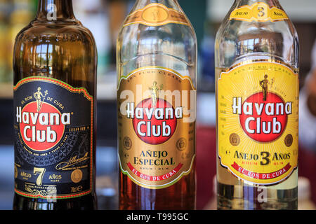 Les bouteilles de rhum cubain Havana Club et étiquettes, 3 ans, 7 ans et Especial, Cuba Banque D'Images