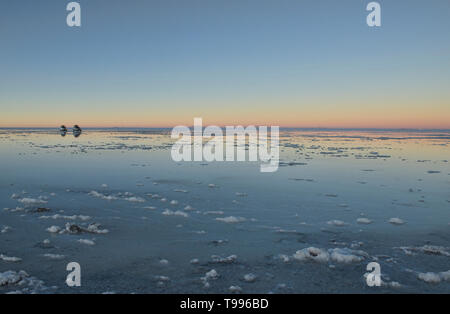 Randonnée sur le plus grand miroir, reflets de la saline du Salar de Uyuni, Bolivie Banque D'Images