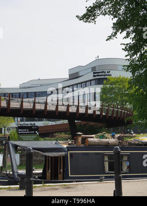 Vue du nouveau campus au bord de l'Université de Northampton montrant le pont sur la rivière Nene et un canal narrowboat, Northampton, Royaume-Uni Banque D'Images