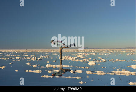 Bénéficiant le plus grand miroir, réflexions sur les salines de la Salar de Uyuni, Bolivie Banque D'Images