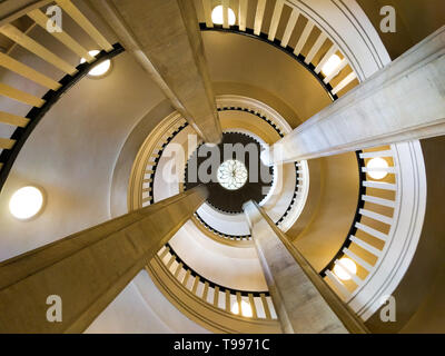 Escalier en colimaçon dans le château depuis le bas Banque D'Images