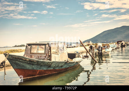 Vieux bateau de pêche dans une petite marina, Lefkas ville, Grèce Banque D'Images