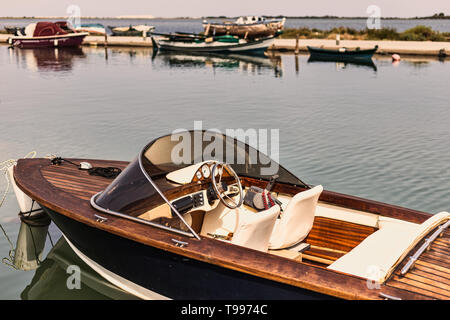 Vue rapprochée de l'ancien bateau de vitesse dans le style rétro Banque D'Images