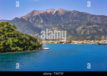 Beau paysage marin de Nydri bay avec le port, les bateaux, city central et les montagnes, regardez à partir de la mer. Nydri est une destination touristique sur l'île Ionienne de Le Banque D'Images