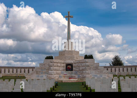 Cimetière de Tyne Cot est situé près d'Ypres en Belgique et est le plus grand cimetière militaire britannique dans le monde Banque D'Images