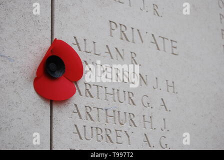 Noms des disparus sur les murs de la porte Menin à Ypres, Belgique Banque D'Images