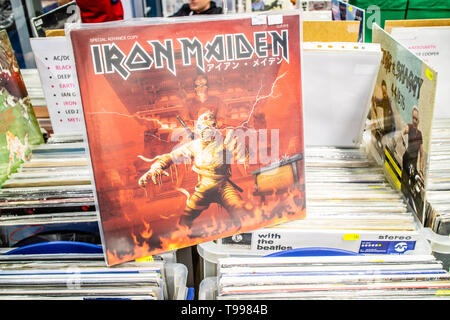 Nadarzyn, Pologne, 11 mai 2019 Iron Maiden album vinyle sur l'affichage pour la vente, vinyle, CD, album, Rock, le groupe de heavy metal anglais, collection de vinyls Banque D'Images