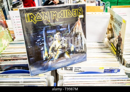 Nadarzyn, Pologne, 11 mai 2019 Iron Maiden album vinyle sur l'affichage pour la vente, vinyle, CD, album, Rock, le groupe de heavy metal anglais, collection de vinyls Banque D'Images