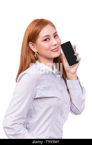 Smiling Asian woman holding mobile smartphone avec écran noir en blanc sur fond blanc , clipping path : Banque D'Images