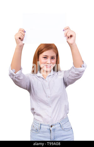 Smiling Asian woman holding blank bannière blanche, signe d'affaires with clipping path. Portrait de studio de beau modèle féminin aux cheveux longs Banque D'Images