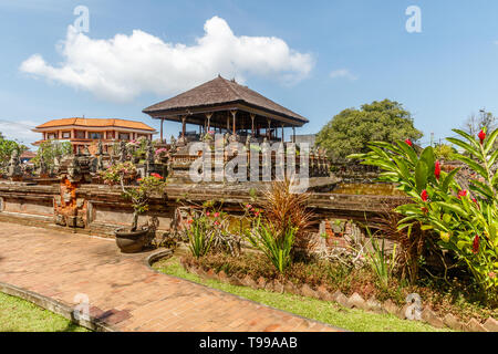 Bale Kembang (pavillon flottant) à Gili Taman Kertha Gosa, vestiges d'un palais royal. Semarapura, Klungkung, Bali, Indonésie. Banque D'Images