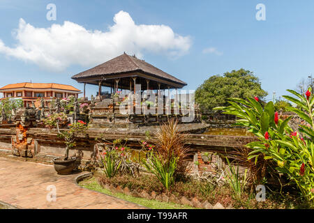 Bale Kembang (pavillon flottant) à Gili Taman Kertha Gosa, vestiges d'un palais royal. Semarapura, Klungkung, Bali, Indonésie. Banque D'Images