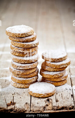 Cookies avoine frais piles avec le sucre en poudre libre sur fond de table en bois rustique. Banque D'Images