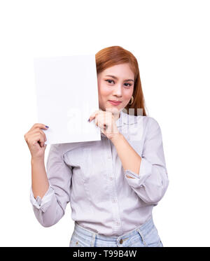 Smiling Asian woman holding blank bannière blanche, signe d'affaires document du Conseil d'with clipping path. Portrait de studio de beau modèle féminin avec long hai Banque D'Images