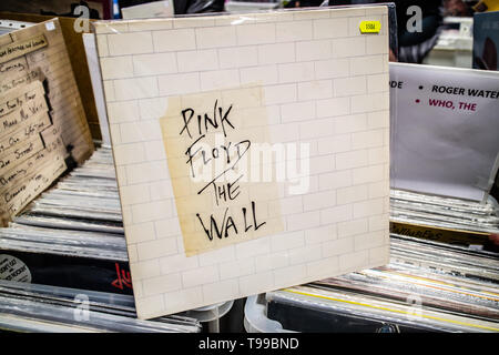 Nadarzyn, Pologne, le 11 mai 2019 : Pink Floyd- ‎ le mur, vinyle, CD, album, 1979, Rock, collection de vinyles en arrière-plan Banque D'Images