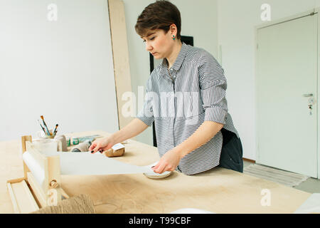 Packs cadeau fille sur une table en bois dans un studio Banque D'Images