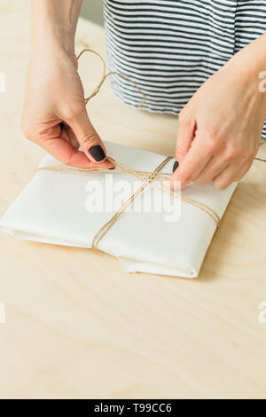 Packs cadeau fille sur une table en bois dans un studio Banque D'Images