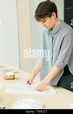 Packs cadeau fille sur une table en bois dans un studio Banque D'Images