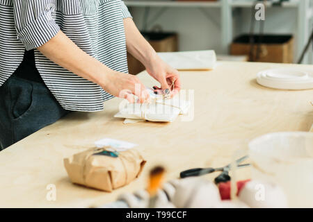 Packs cadeau fille sur une table en bois dans un studio Banque D'Images