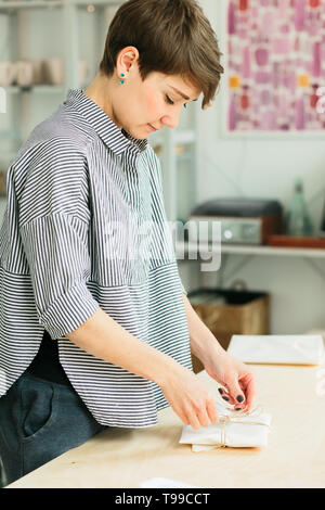 Packs cadeau fille sur une table en bois dans un studio Banque D'Images