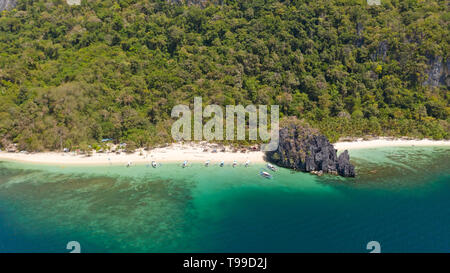 Île tropicale, plage de sable blanc et de récifs coralliens.bateaux de touristes près de l'île. El Nido Palawan Philippines Parc National. Banque D'Images