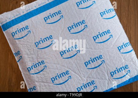 Une enveloppe matelassée blanc montrant un Amazon bleu logo 'principal'. Banque D'Images